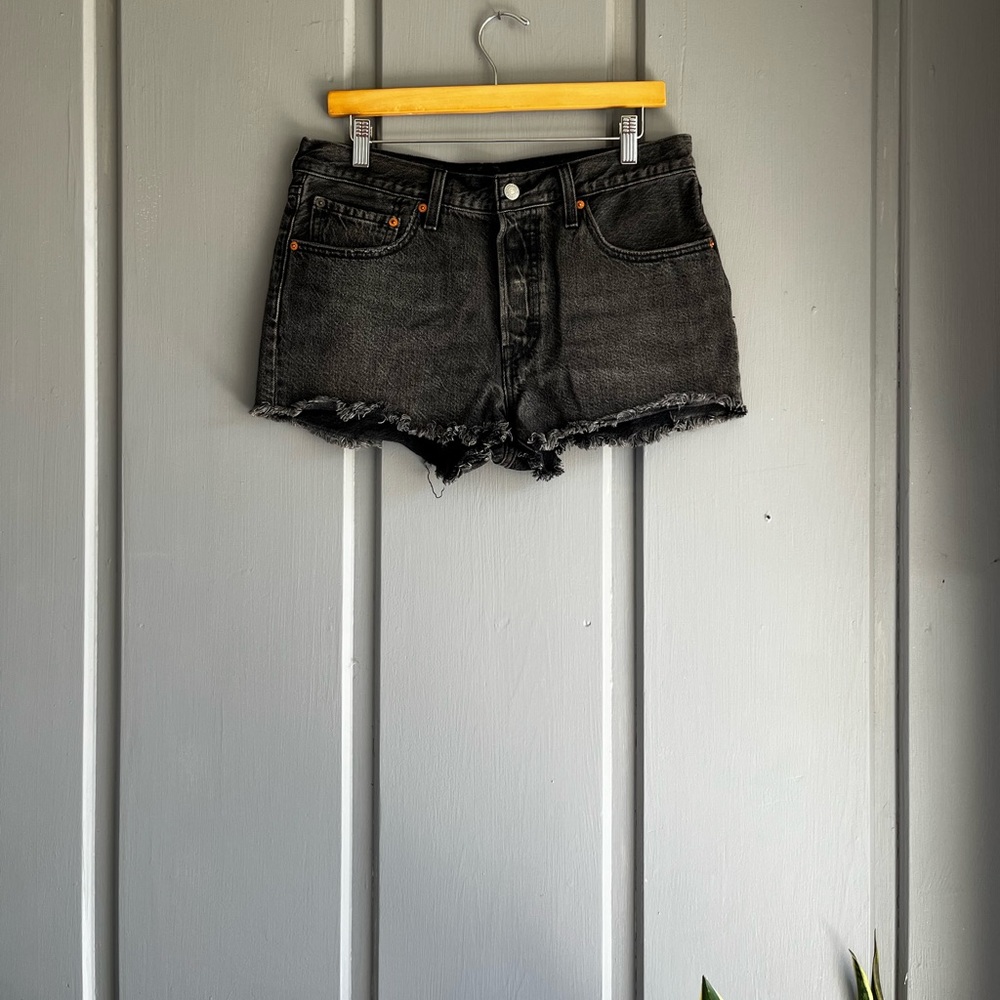 💖2/$15 Vintage distressed Levi’s shorts